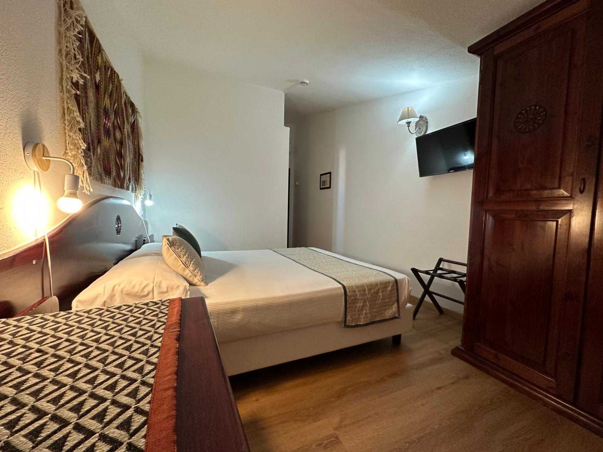Hotel S'Ortale Con Parcheggio Interno E Ristorante All'Aperto 奥罗塞伊 外观 照片